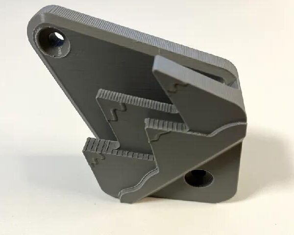 Wall-mounted snowboard rack